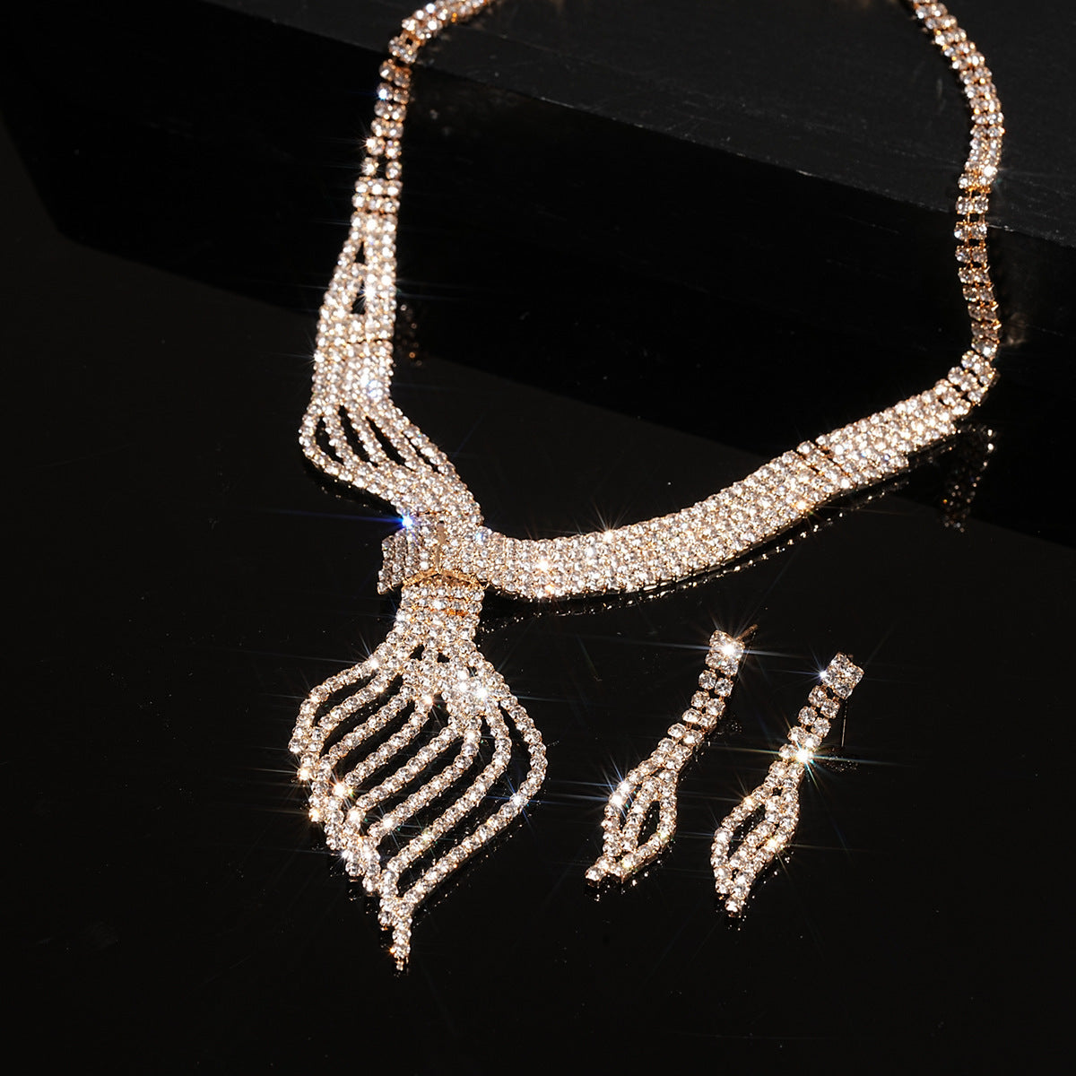 Signature Elegenace Clavicle Chain
